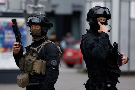 为防警察在巴黎奥运期间罢工，法国政府提前近半年承诺<em>发奖金</em>