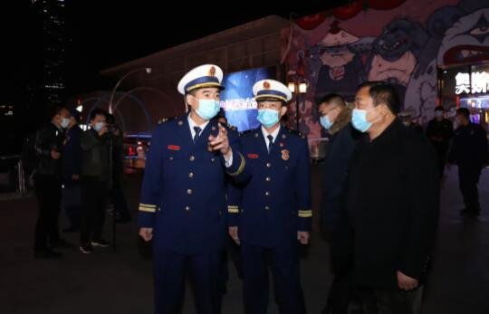 郑州支队主官带队 夜查大型商业综合体消防安全工作