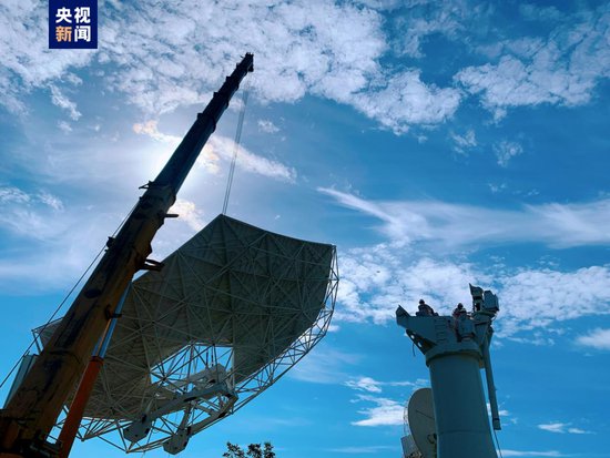 全球最大射电<em>天文望远镜</em>阵列首台中频天线正式吊装下线
