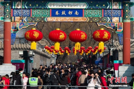 春节假期 北京南锣鼓巷游客摩肩接踵