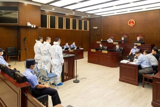 上海一中院一审公开审理被告人王戎、韩越及薛亮集资诈骗案
