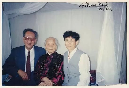 94岁广东老太看杂志，才知30年没回家的儿子，竟是国家功臣