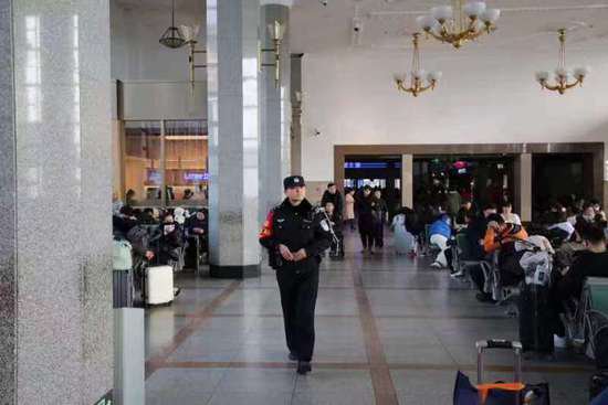 北京站派出所女子巡逻队：春运至今每天都要忙着找钱、找娃、...