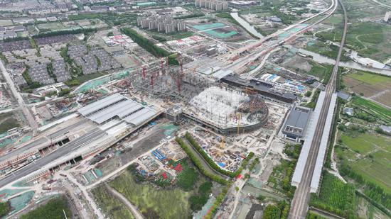 沪苏湖铁路上海松江站服务中心屋面钢结构桁架提升到位