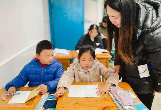 重庆科学城石板小<em>学校</em>开展低年级数学教研活动