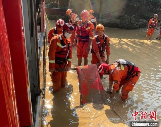 安徽消防郑州防汛前线已营救被困群众近700人
