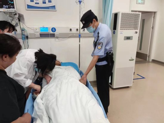 安徽合肥：警民联手救回轻生少年
