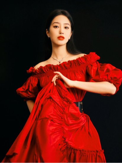 <em>杨采钰</em>的新年战裙太美了！这么穿2023美一年！