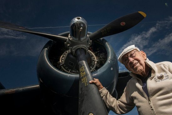 二战著名照片中，这个被日军抓获的美国飞行员<em>活下来了吗</em>？