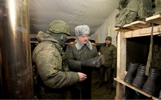 现场画面！卢卡申科视察俄白区域联合部队驻地，并会见俄军代表