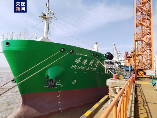 国内首艘投运的甲醇燃料加注船在洋山港完成甲醇燃料补给<em>测试</em>