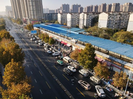 郑州将在主城区进行5天流动性管理 市民路边<em>菜市场批发</em>买菜