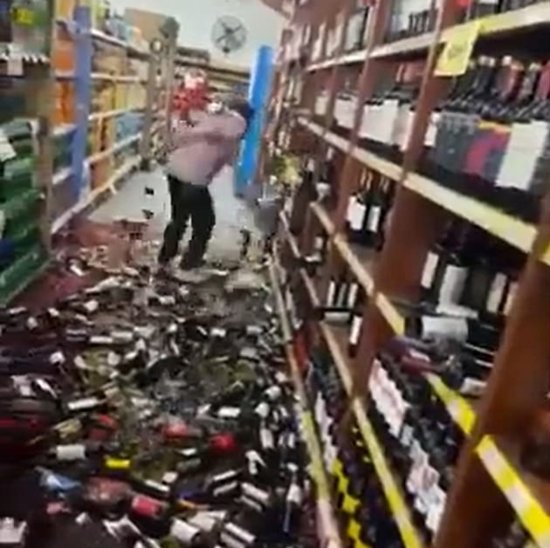 阿根廷超市员工被解雇后怒砸数百瓶红酒：<em>满地</em>碎玻璃 酒<em>水流</em>一地