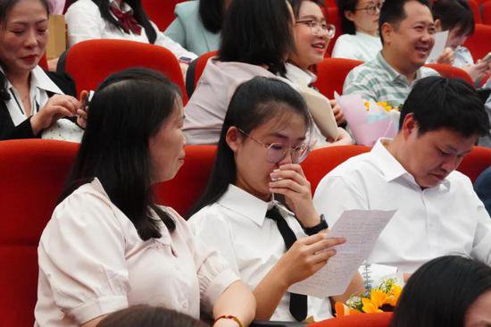 重庆一中举行高2024届学生成人礼