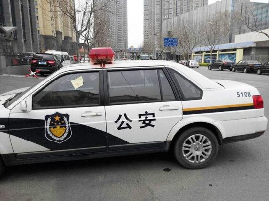 南京14岁少年拦民警要砸警车 称：看警车不爽