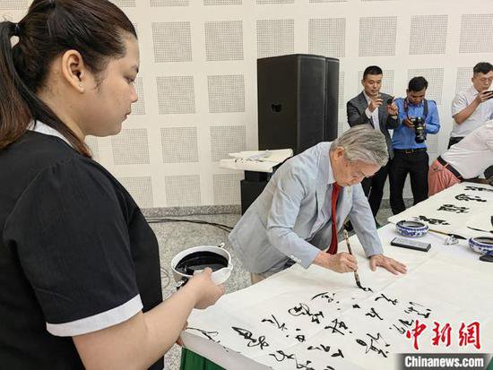 2024“中柬人文交流年”书画展在金边举办