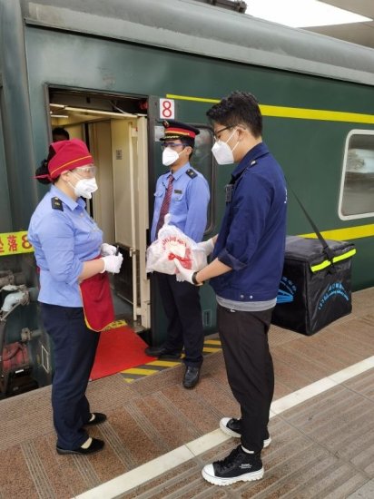 绿皮火车上也能点“外卖”！<em>武昌火车站</em>新增互联网订餐服务
