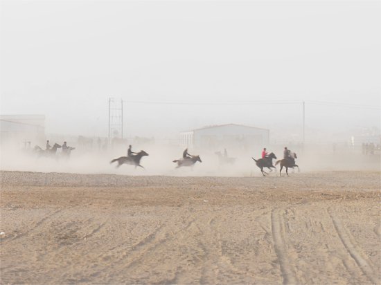 英吉沙丝路沙漠公园<em>赛马</em>叼羊，上演马背上的“速度与激情”