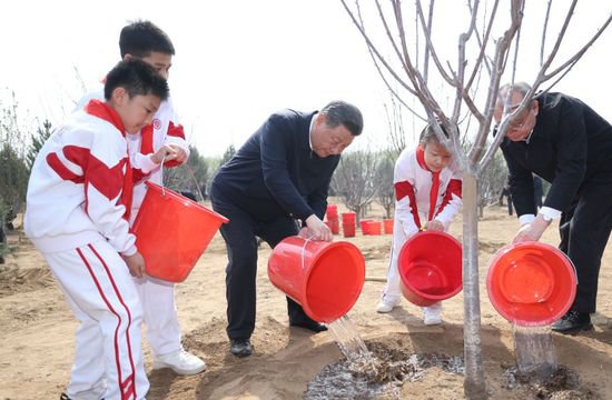 习近平在参加首都义务<em>植树活动</em>时强调 全民植树增绿 共建美丽中国