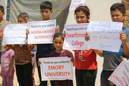 加沙儿童高举标语牌 向亲巴勒斯坦美国<em>大学生</em>致谢