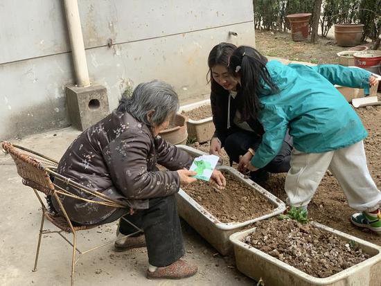 7平方米小菜园里翻土撒籽 社区帮独居老人打造“生活乐园”