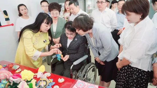 张海迪在宁夏调研残联基层组织建设和残疾人康复工作