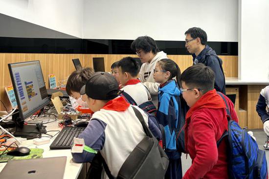 <em>上海市卢湾</em>一中心小学师生在复旦大学开展实践研学活动