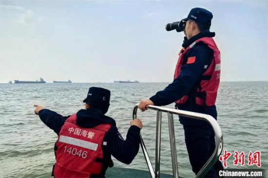 <em>福州</em>海警紧急救助海上失去动力船舶
