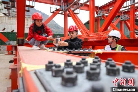 贵州牂牁江大桥女试验员潘兴燕“护航”380米高桥建设