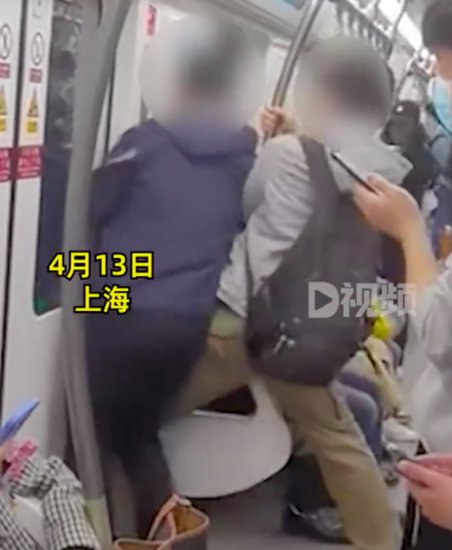 上海地铁2男子争抢车厢门前站位 拍摄者：蛮<em>搞笑的</em>