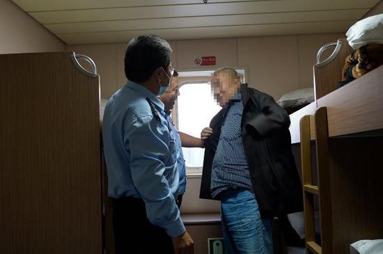 <em>威海</em>一老人患病怕拖累家人 打算乘船时跳海幸被民警劝回