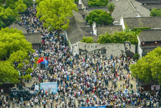 外媒聚焦五一假期中国游客境内外出行热潮！称全球经济都受益