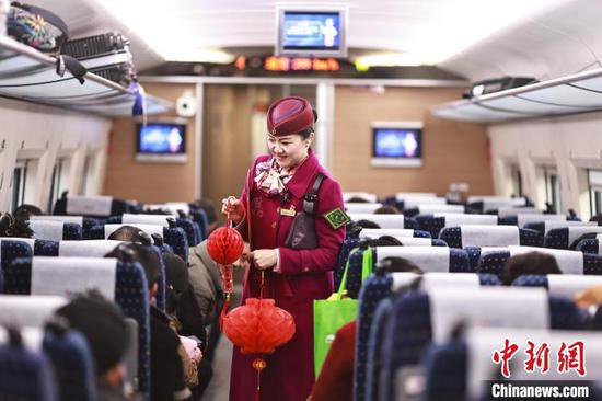 福暖中国丨高铁列车长张倩：坚守岗位 陪旅客一起过了13个春节