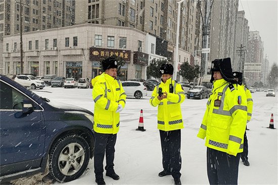 <em>商丘</em>市公安局交警支队持续应对本轮降温、雨雪、大风、冰冻恶劣...