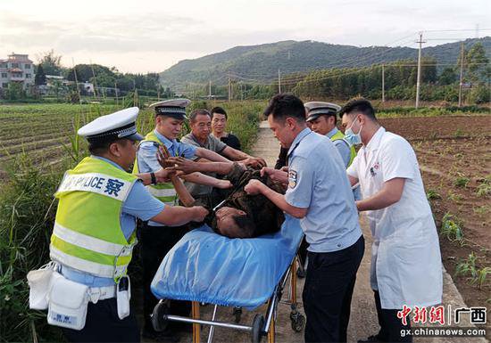 贺州警民联手搭“人绳”救援落水老人