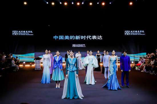 北京服装学院在秀场开了一节思政课