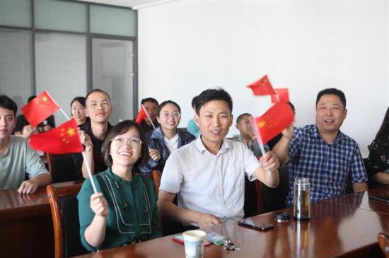 自治区总工会干部职工集体观看热议庆祝中华人民共和国成立70...