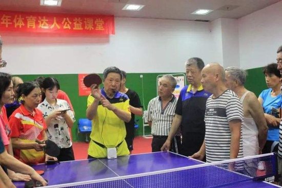 <em>天</em>呐，这是80岁？！赛场这幕看呆观众：会打乒乓的男人不会老？