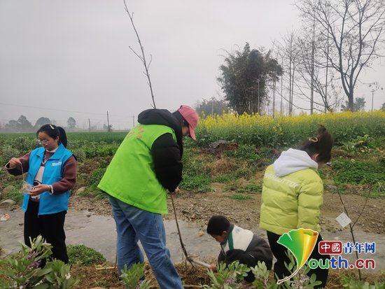 南京师大研支团与吉祥村孩子们共迎植树节