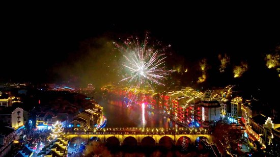 春节期间贵州镇远开展传统龙灯会 弘扬古城千年习俗