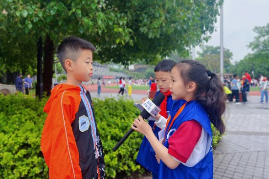 九龙坡区人和小学：阳光体育展风采 运动精神扬爱国情