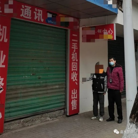 郴州两小伙“狂扫”手机店盗走5台手机，被抓时还在被窝里