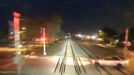 美国一名司机驾车绕过<em>铁</em>道<em>口</em>驶上铁轨 被火车撞成重伤