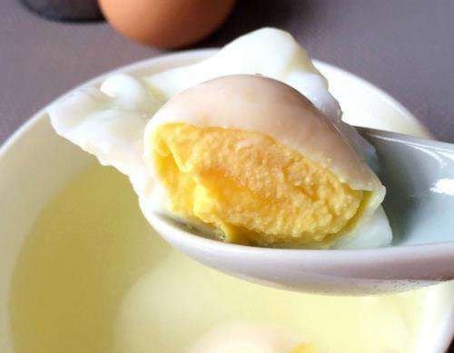 水煮荷包蛋容易散只要记住这一招，<em>煮</em>出来的荷包蛋，鲜嫩不粘锅