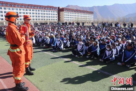 西藏森林消防组织4300名师生参与消防逃生演练