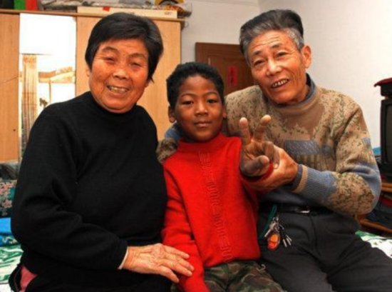 21年前，上海阿婆收养黑人<em>小孩</em>，幸运地成为上海人，现在已上...
