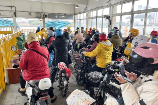 记者早高峰实探：广州鹤洞大桥目前仍禁止电动自行车上桥