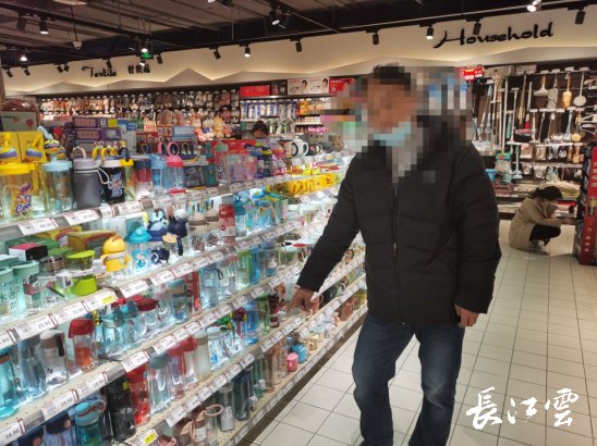 “超级惯偷”落网：14个月作案30次 男子在超市偷窃千余元小商品