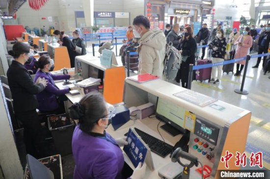 青藏高原最大国际机场快速恢复 单日旅客吞吐量破万
