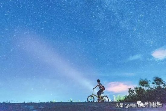 <em>好美</em>！摄影家拍下岳阳夜空星云的“斗转星移”